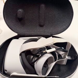 Standalone VR Headset 256GB White - Built-In Audio & Cameras